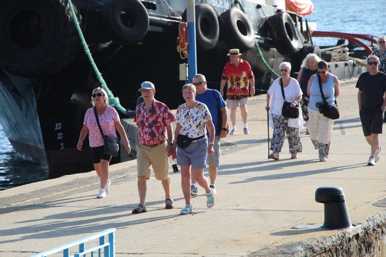  Bahama bayraklı "Marella Discovery" adlı kruvaziyer Antalya'nın Alanya ilçesine geldi.