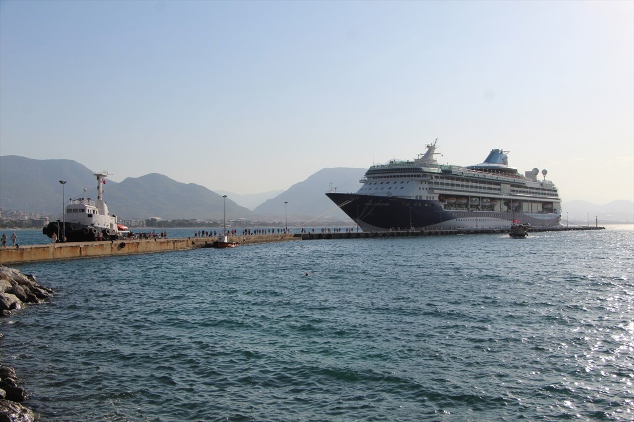  Bahama bayraklı "Marella Discovery" adlı kruvaziyer Antalya'nın Alanya ilçesine geldi.