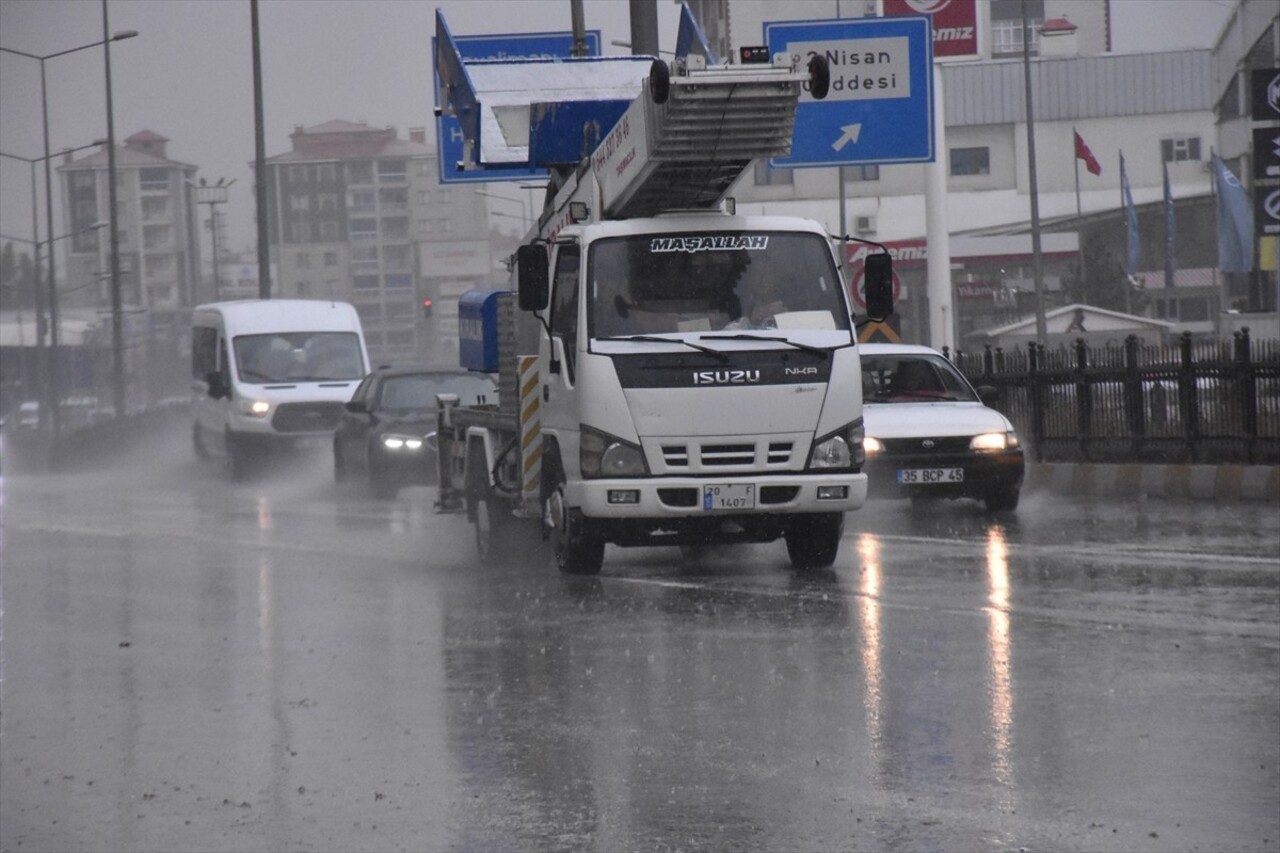 Van'da aralıklarla etkili olan sağanak, yaşamı olumsuz etkiledi. Kent merkezindeki cadde ve...