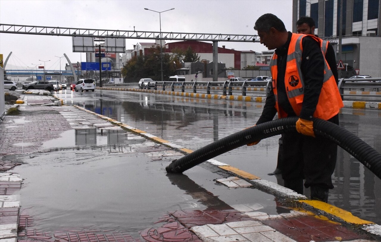 Van'da aralıklarla etkili olan sağanak, yaşamı olumsuz etkiledi. Kent merkezindeki cadde ve...