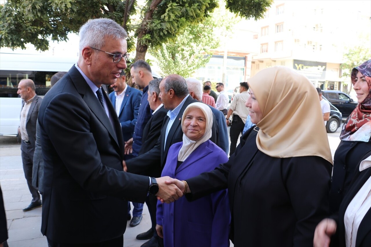 Sağlık Bakanı Kemal Memişoğlu (sol 2), AK Parti Kilis İl Başkanlığını ziyaret etti. Bakan...