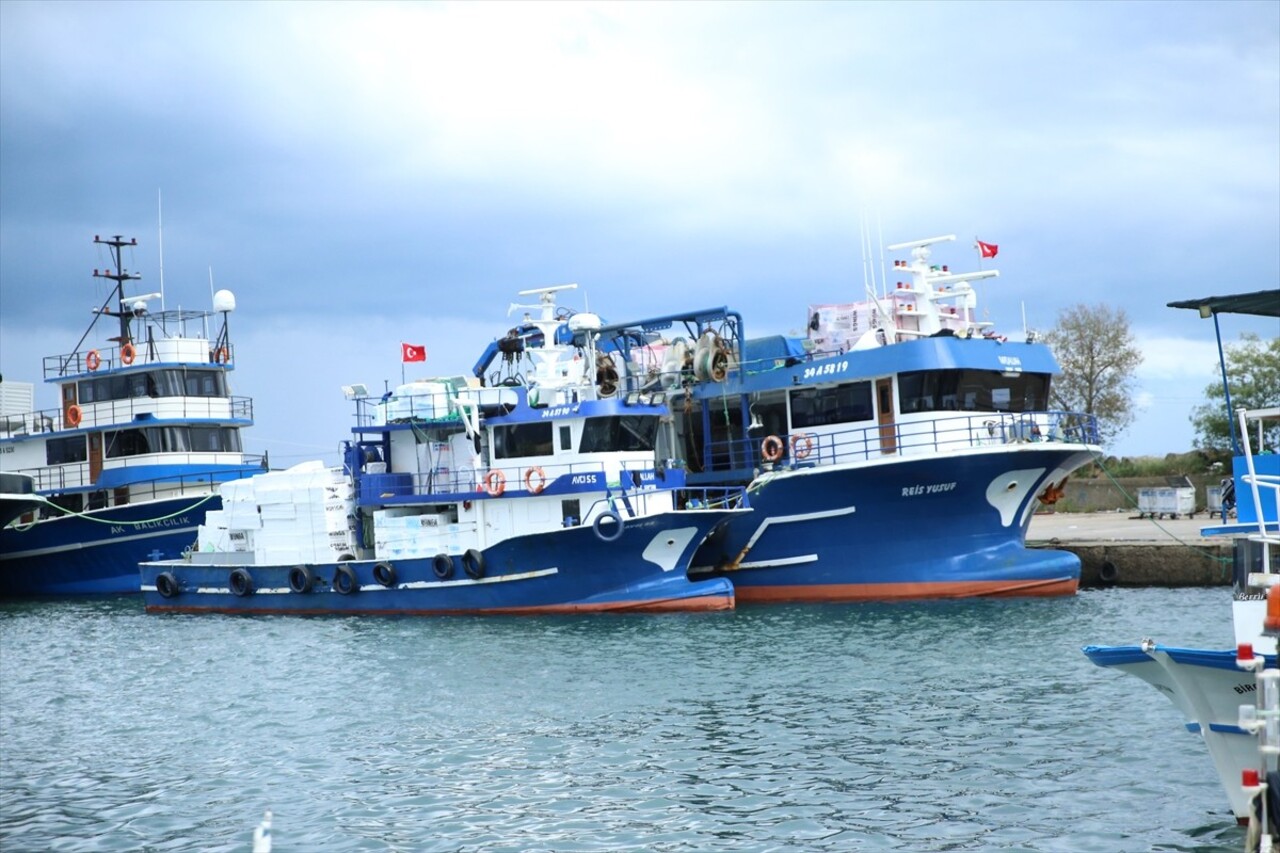 Ordu'da olumsuz hava koşulları nedeniyle balıkçılar ava çıkamadı. Sağanağın etkili olduğu kentte...