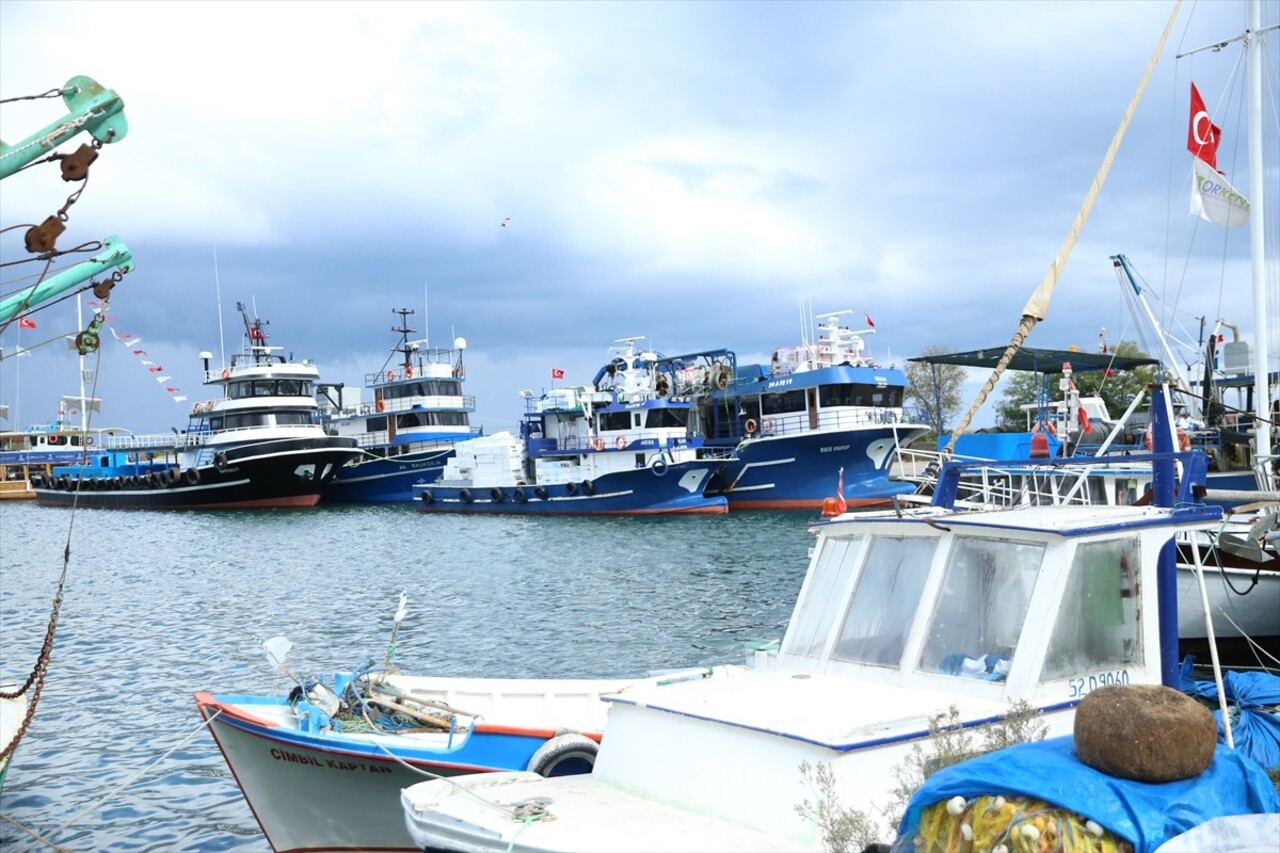 Ordu'da olumsuz hava koşulları nedeniyle balıkçılar ava çıkamadı. Sağanağın etkili olduğu kentte...