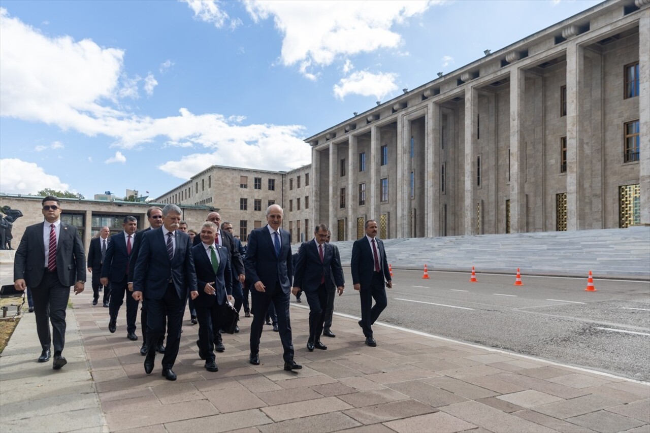 TBMM Başkanı Numan Kurtulmuş (sağda), Türkiye’ye resmi ziyaret gerçekleştiren Macaristan Ulusal...