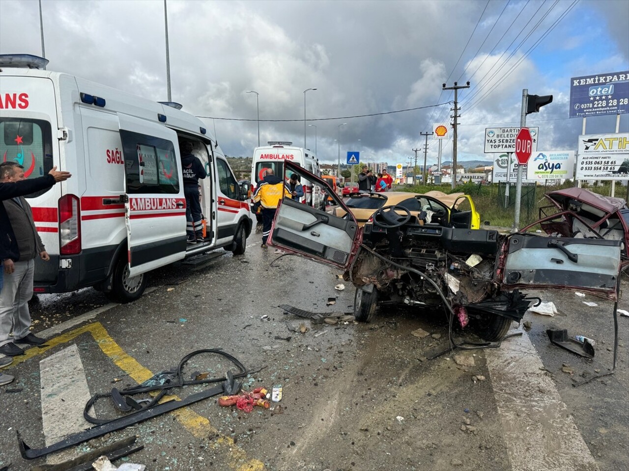 Bartın'da iki otomobilin çarpışması sonucu 1'i çocuk 6 kişi yaralandı.