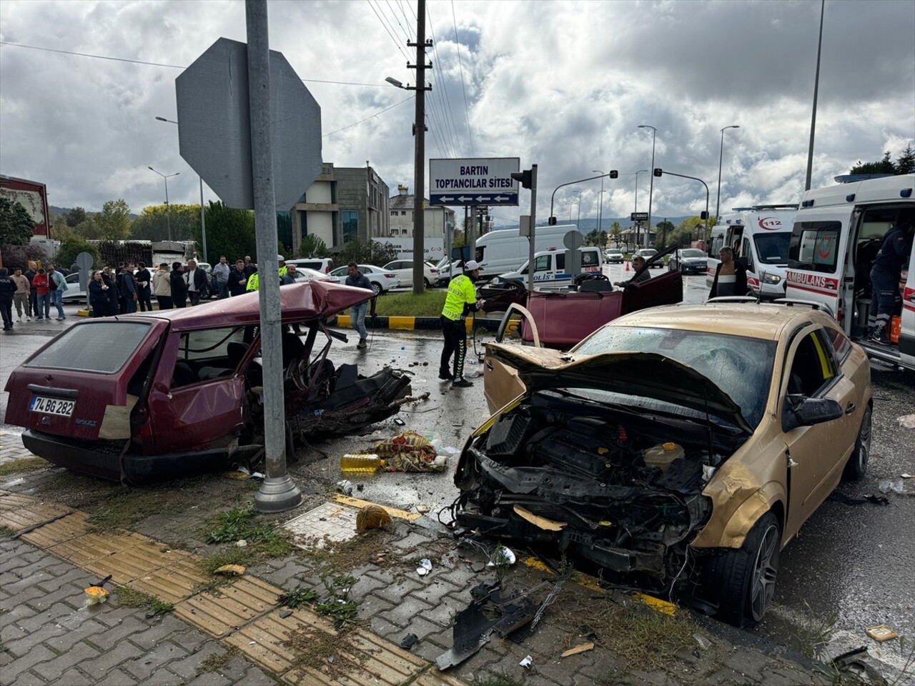 Bartın'da iki otomobilin çarpışması sonucu 1'i çocuk 6 kişi yaralandı.