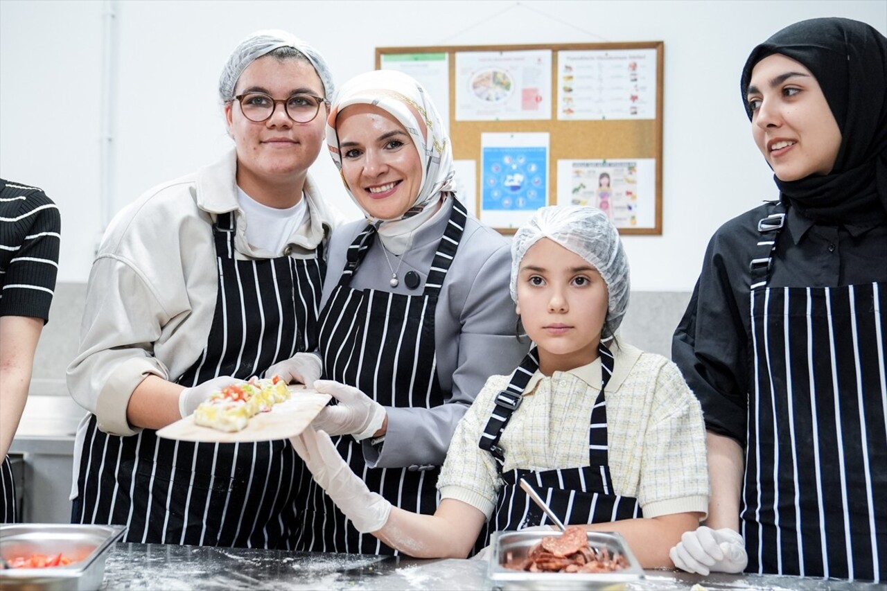 Aile ve Sosyal Hizmetler Bakanı Mahinur Özdemir Göktaş (sol 3), koruma altındaki kız çocuklarının...