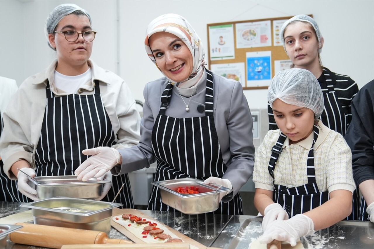 Aile ve Sosyal Hizmetler Bakanı Mahinur Özdemir Göktaş (sol 3), koruma altındaki kız çocuklarının...