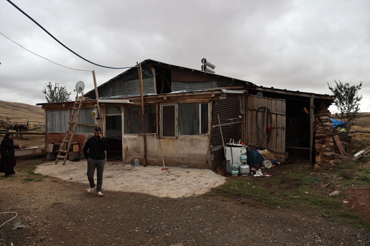 Sivas'ta meydana gelen 4,7 ve 4,1 büyüklüğündeki depremlerde evinde çatlak oluşan Hacıali...