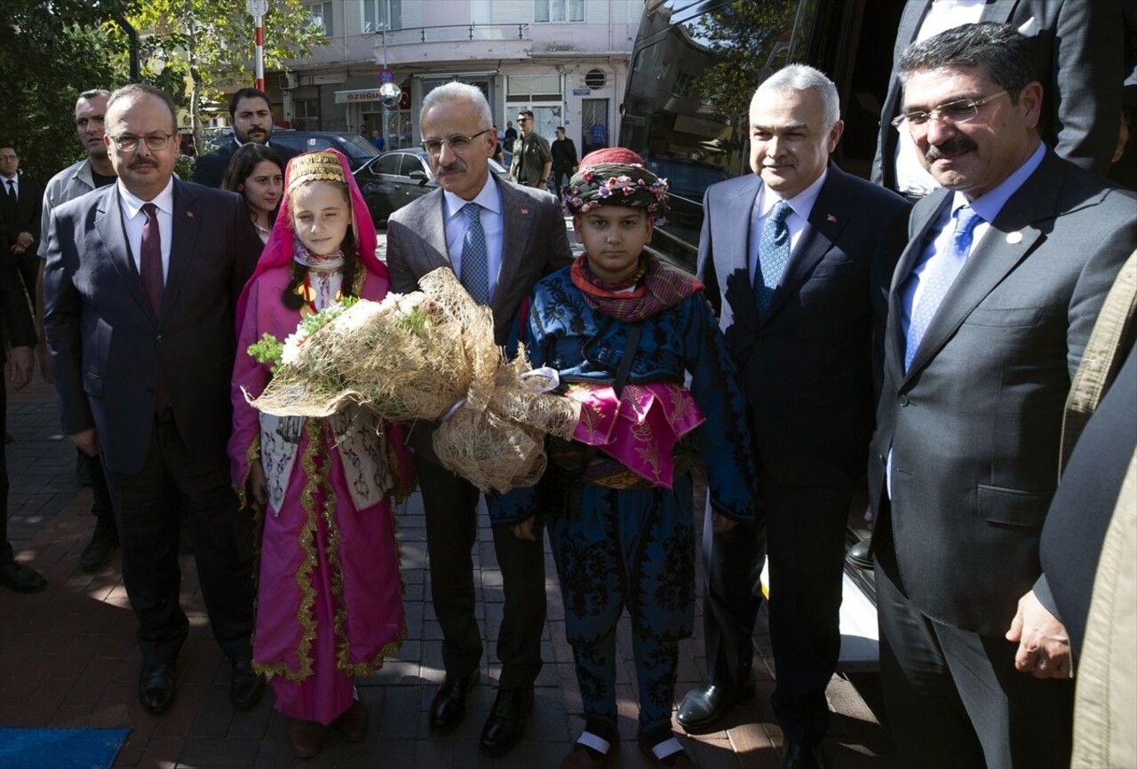 Ulaştırma ve Altyapı Bakanı Abdulkadir Uraloğlu (sol 3), Aydın'daki programları kapsamında AK...