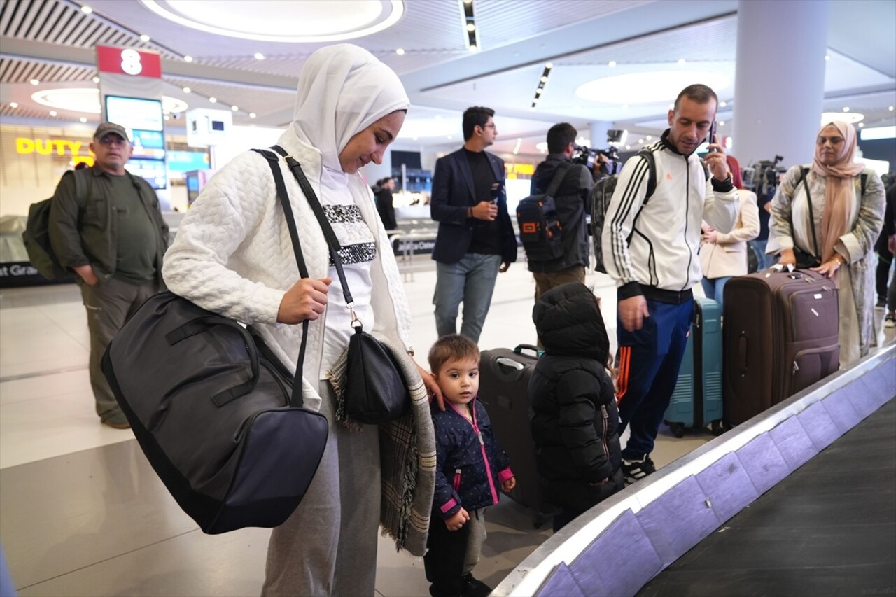 Lübnan'dan ayrılmak isteyen Türk vatandaşları için Beyrut'tan hareket eden charter uçak son varış...