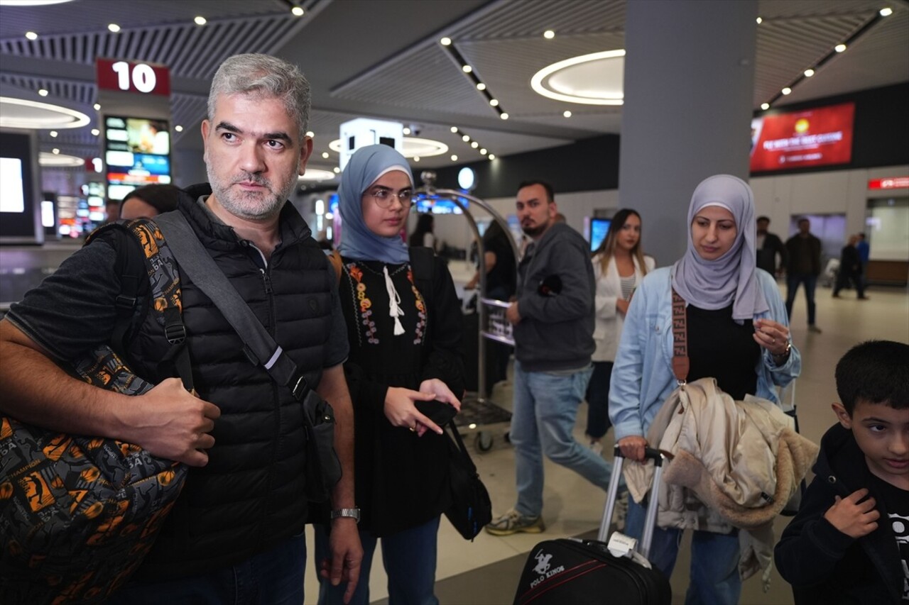 Lübnan'dan ayrılmak isteyen Türk vatandaşları için Beyrut'tan hareket eden charter uçak son varış...