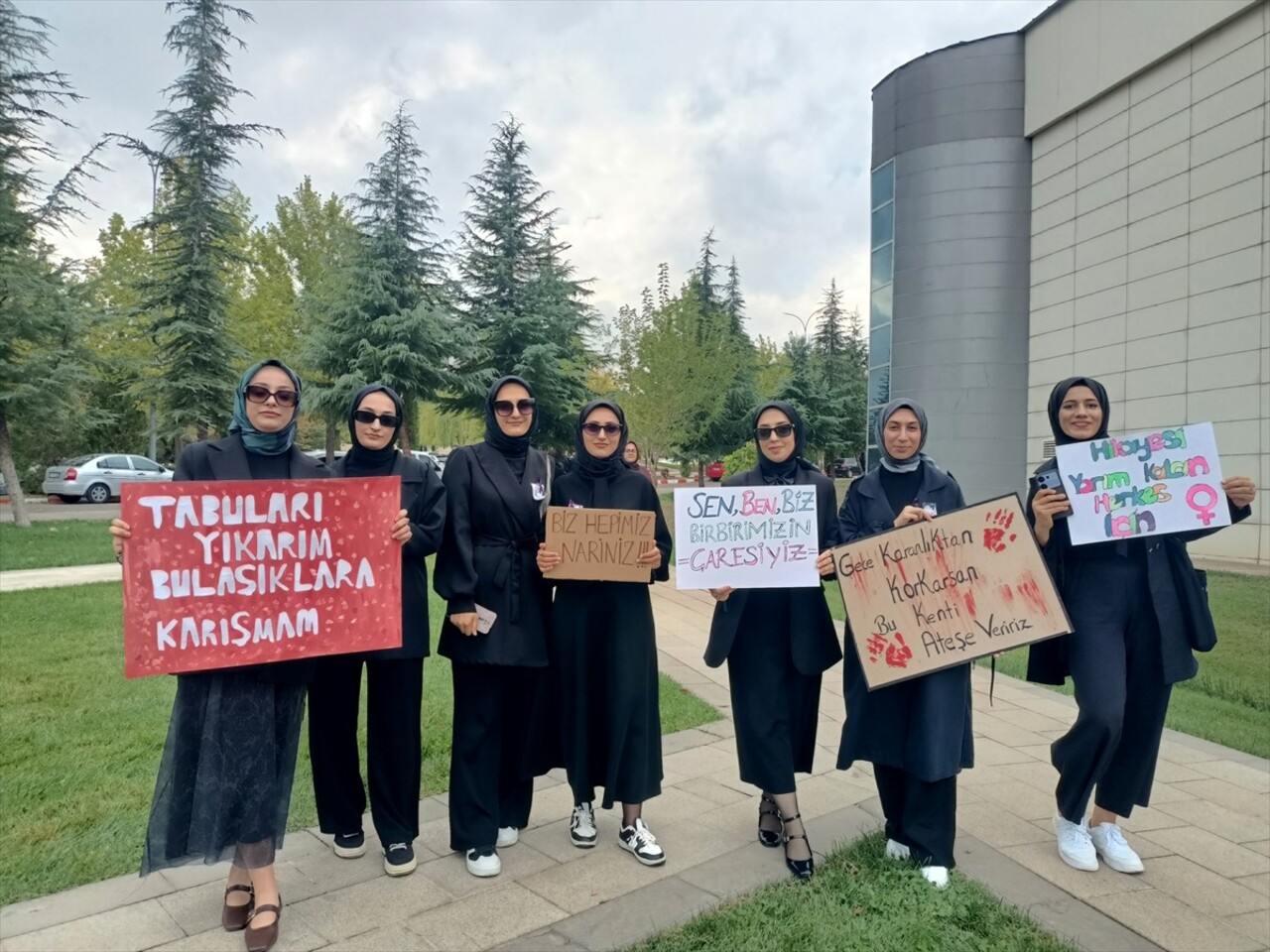 Bingöl'de üniversite öğrencileri kadına yönelik şiddeti yürüyüşle protesto etti.