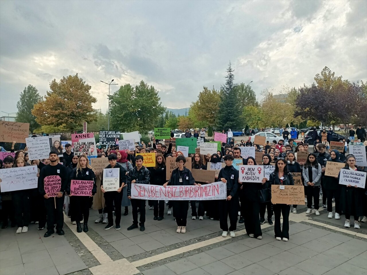 Bingöl'de üniversite öğrencileri kadına yönelik şiddeti yürüyüşle protesto etti.