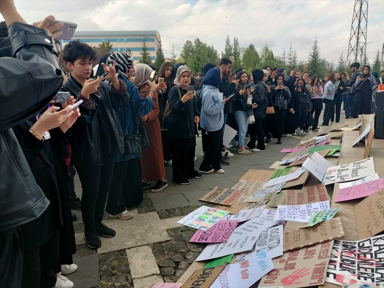 Bingöl'de üniversite öğrencileri kadına yönelik şiddeti yürüyüşle protesto etti.