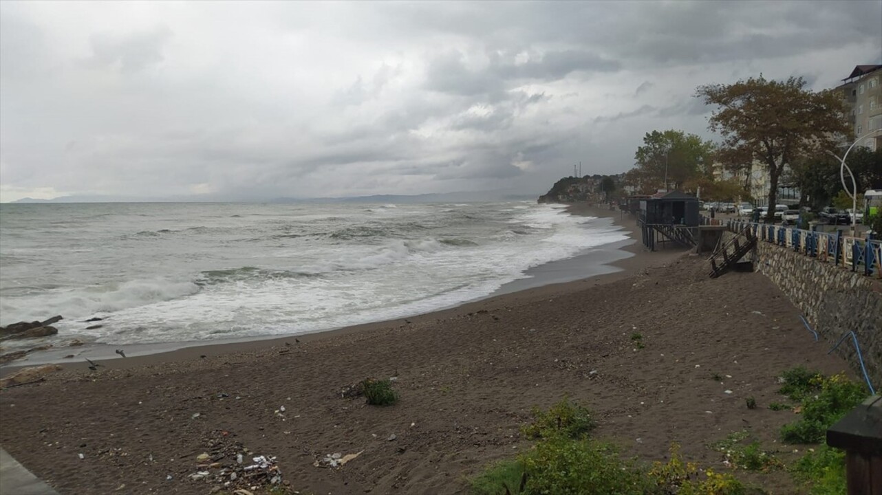 Düzce'nin Akçakoca ilçesinde sağanak ve fırtına etkisini gösterdi. İlçede fırtına nedeniyle...