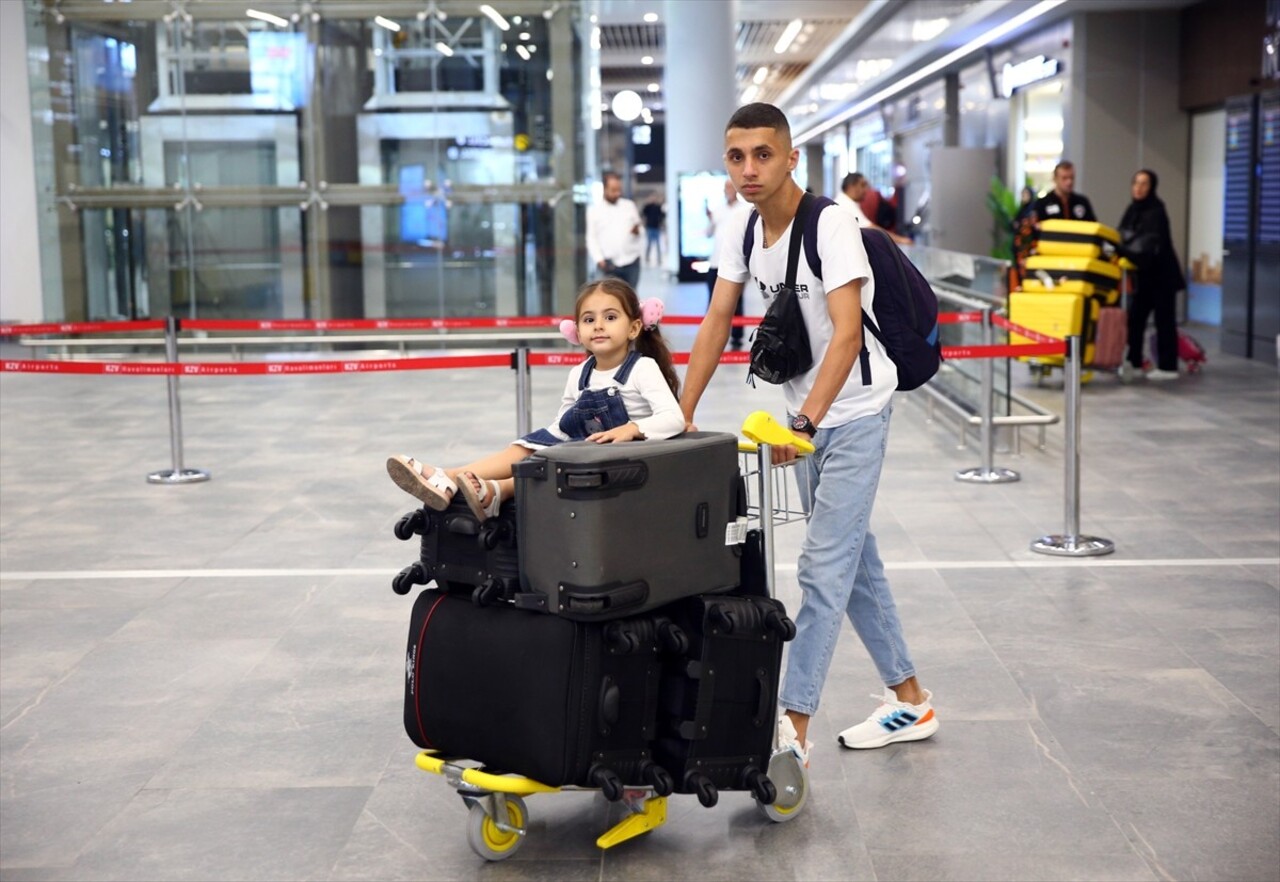 İsrail'in saldırılarını sürdürdüğü Lübnan'dan ayrılan Türk vatandaşlarını taşıyan uçak...