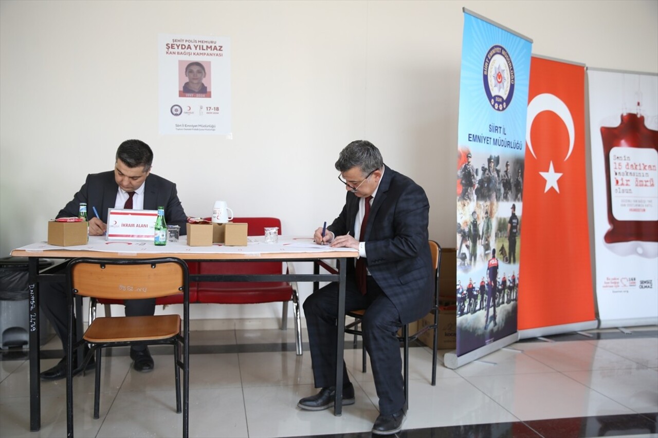 Siirt'te polisler, İstanbul Ümraniye'de uğradığı silahlı saldırıda şehit olan 27 yaşındaki polis...