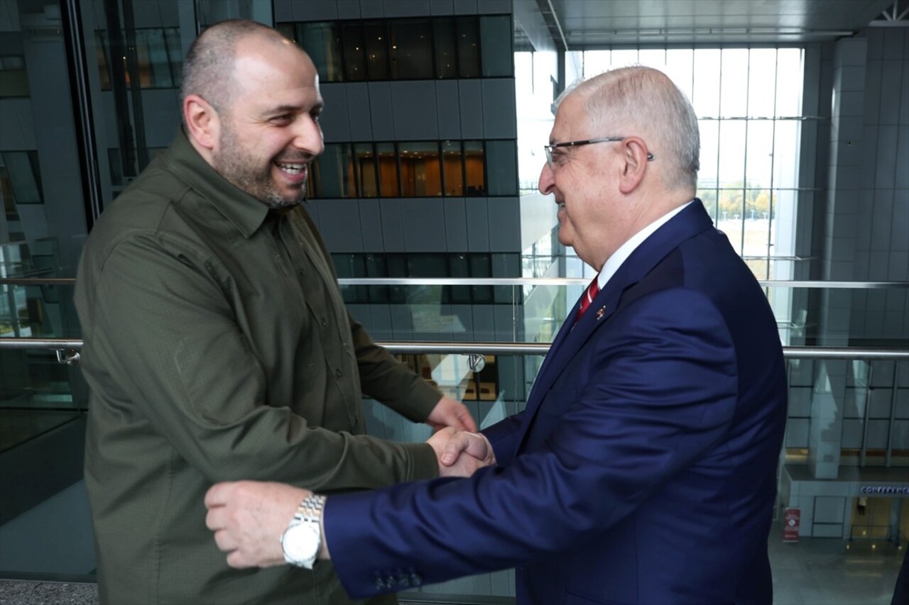 Millî Savunma Bakanı Yaşar Güler (sağda), NATO Savunma Bakanları Toplantısı için gittiği...