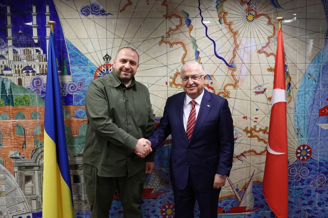 Millî Savunma Bakanı Yaşar Güler (sağda), NATO Savunma Bakanları Toplantısı için gittiği...