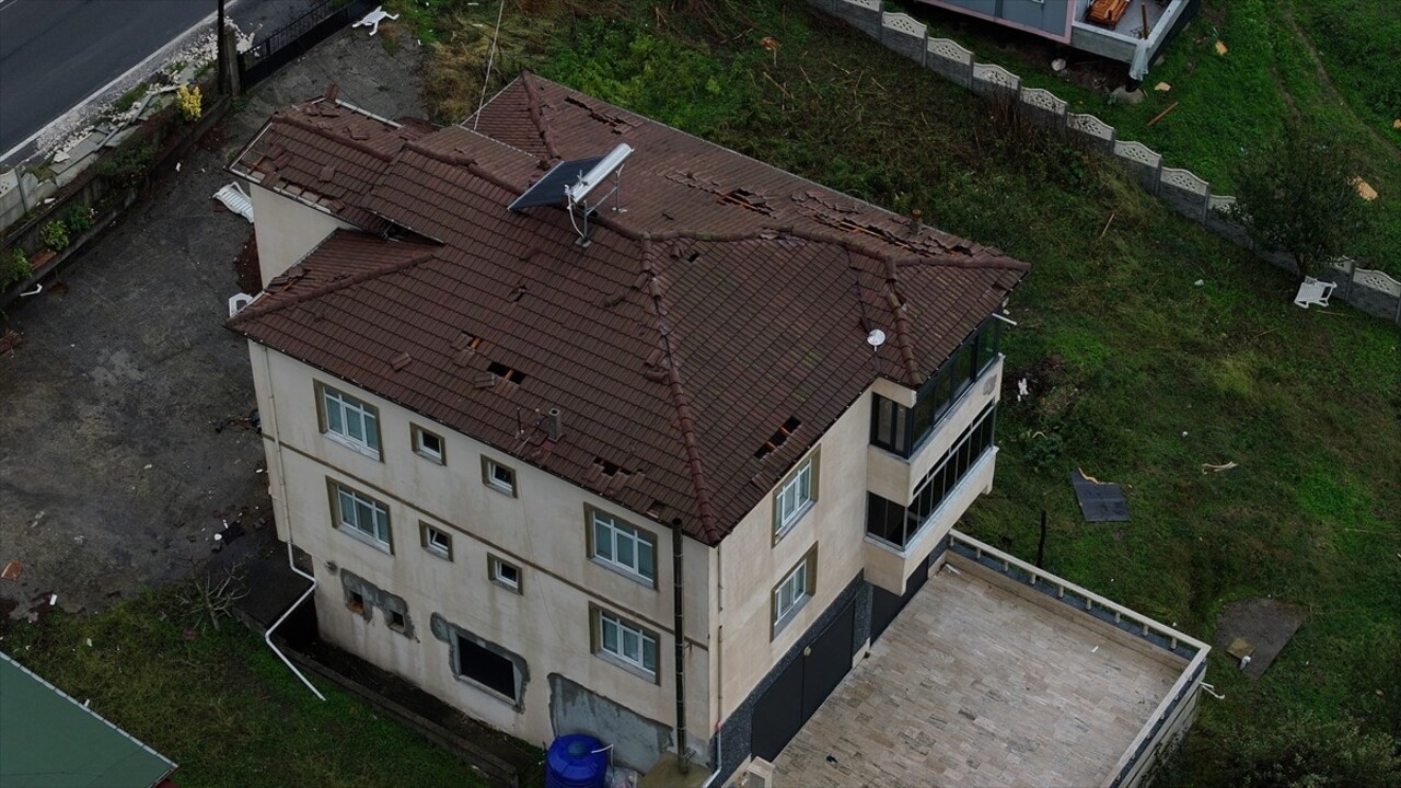 Düzce'nin Akçakoca ilçesinde sağanak ve fırtına etkisini gösterdi. Oluşan hortum nedeniyle bazı...