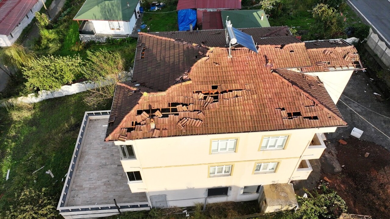 Düzce'nin Akçakoca ilçesinde sağanak ve fırtına etkisini gösterdi. Oluşan hortum nedeniyle bazı...