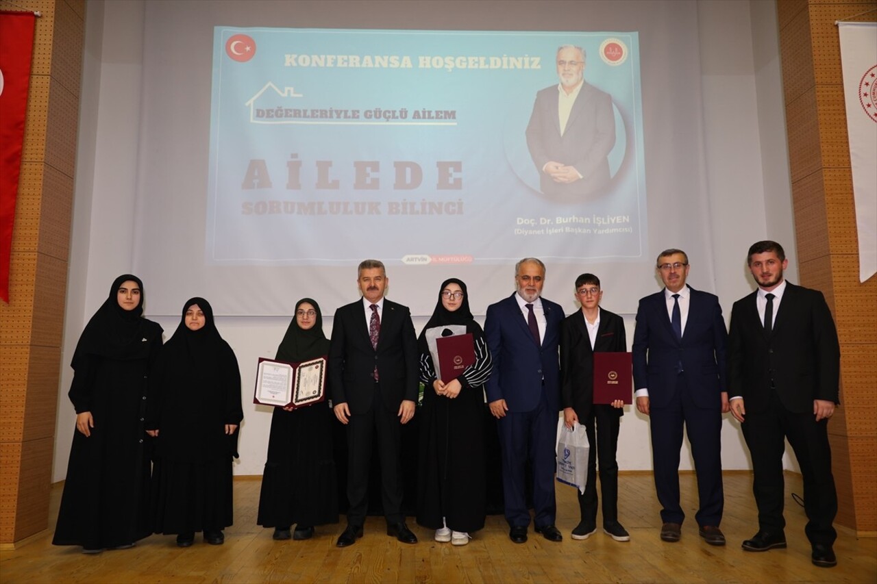 Diyanet İşleri Başkan Yardımcısı Doç. Dr. Burhan İşliyen (sağ4), Artvin'de "Ailede Sorumluluk...