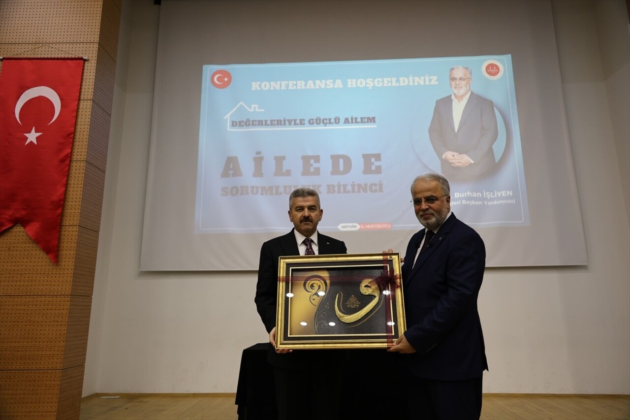 Diyanet İşleri Başkan Yardımcısı Doç. Dr. Burhan İşliyen (sağ4), Artvin'de "Ailede Sorumluluk...