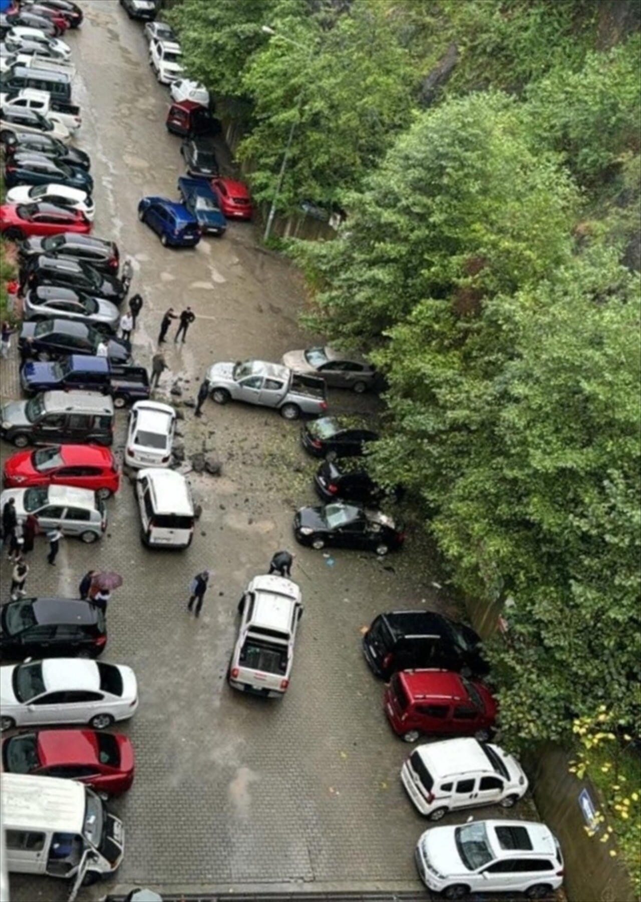 Artvin'in Hopa ilçesinde yamaçtan düşen kaya parçaları, park halindeki 6 araçta hasara neden...