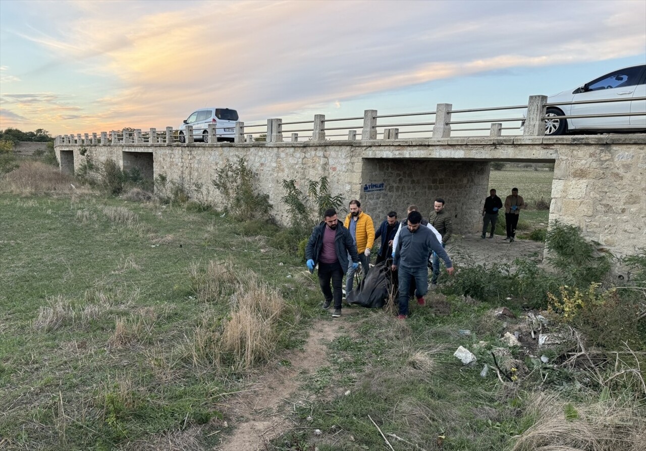 Edirne'de, Tunca Nehri kenarındaki ağaçlık alanda erkek cesedi bulundu.