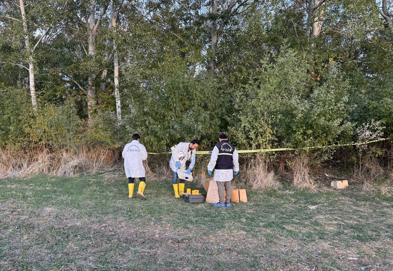 Edirne'de, Tunca Nehri kenarındaki ağaçlık alanda erkek cesedi bulundu.