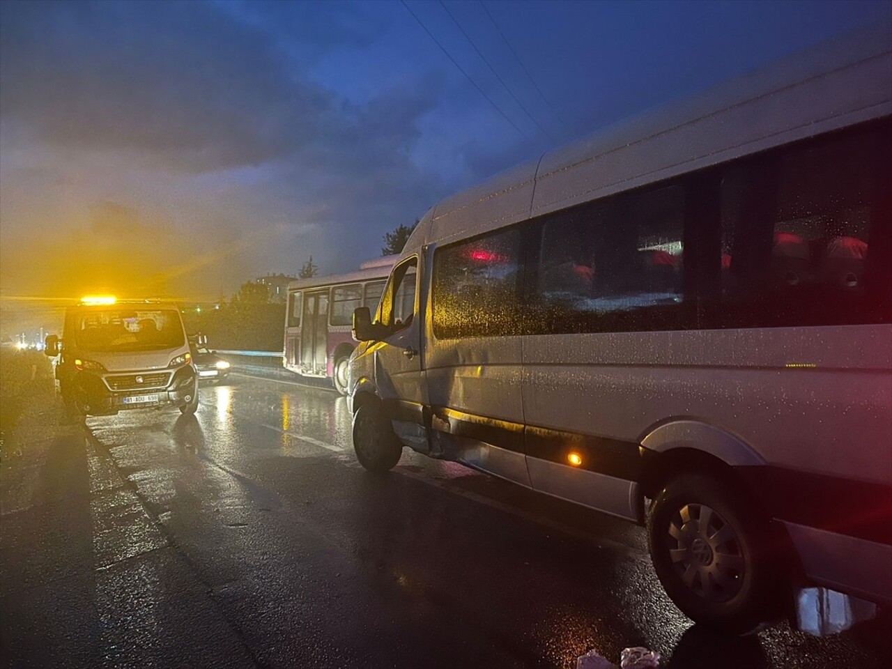 Sakarya'nın Hendek ilçesinde servis minibüsü ile otomobilin çarpışması sonucu yaralanan 4 kişi...