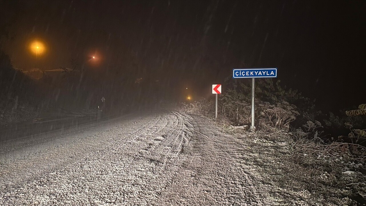 Kastamonu'nun yüksek kesimlerinde kar yağışı görüldü.