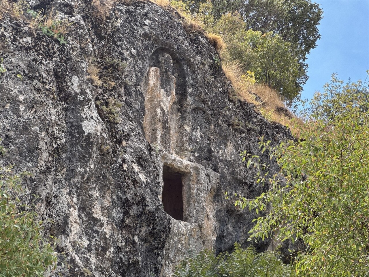 Adıyaman'ın Gölbaşı ilçesinde Roma dönemine ait 1700 yıllık oda mezar bulundu.