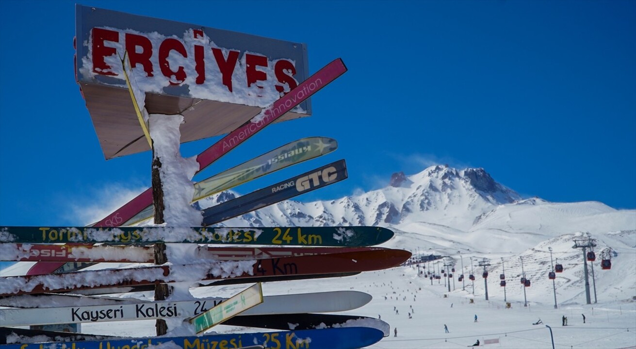 Erciyes Kayak Merkezinde Kayseri Büyükşehir Belediyesince yapılan tesisler, futboldan tenise...