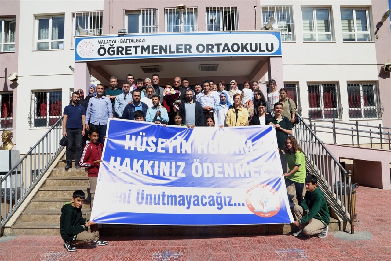 Malatya'da, emekli olan 42 yıllık öğretmen Hüseyin Yıldız'a okulunda veda etkinliği düzenlendi....