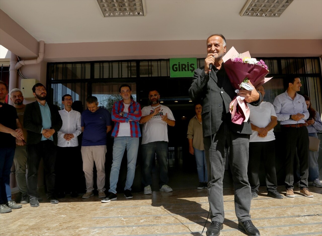 Malatya'da, emekli olan 42 yıllık öğretmen Hüseyin Yıldız'a okulunda veda etkinliği düzenlendi....