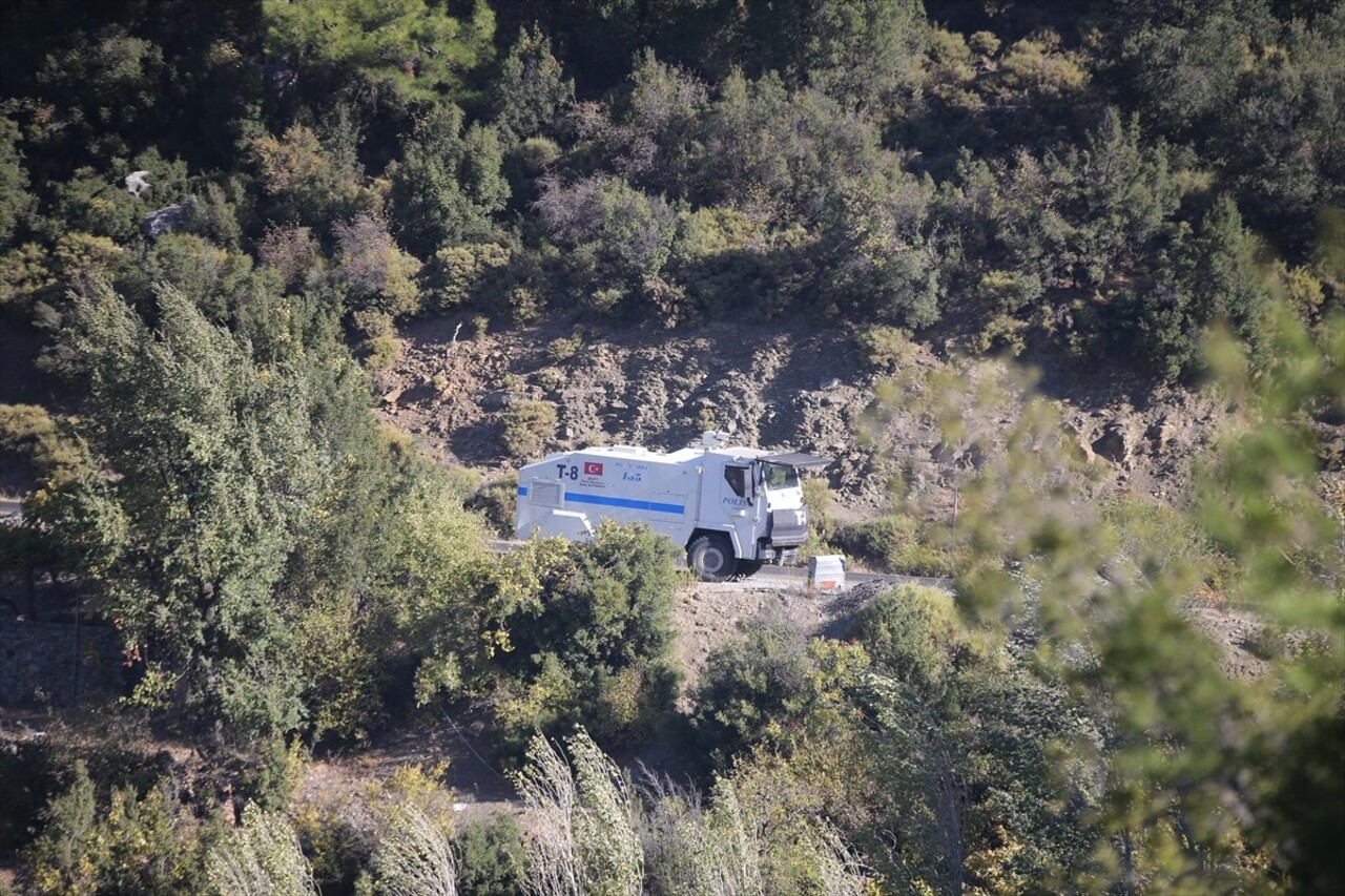 Muğla'nın Dalaman ilçesi Taşbaşı Mahallesi'nde çıkan orman yangınına havadan ve karadan müdahale...