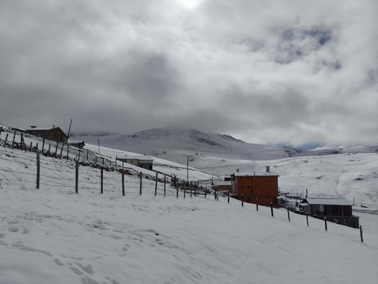 Trabzon'un yüksek kesimleri beyaza büründü. Çaykara ilçesine bağlı Demirkapı, Yaylaönü, Şekersu ve...