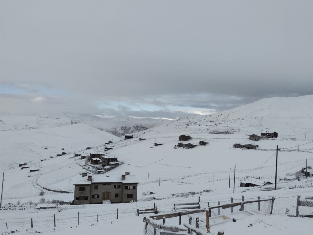 Trabzon'un yüksek kesimleri beyaza büründü. Çaykara ilçesine bağlı Demirkapı, Yaylaönü, Şekersu ve...