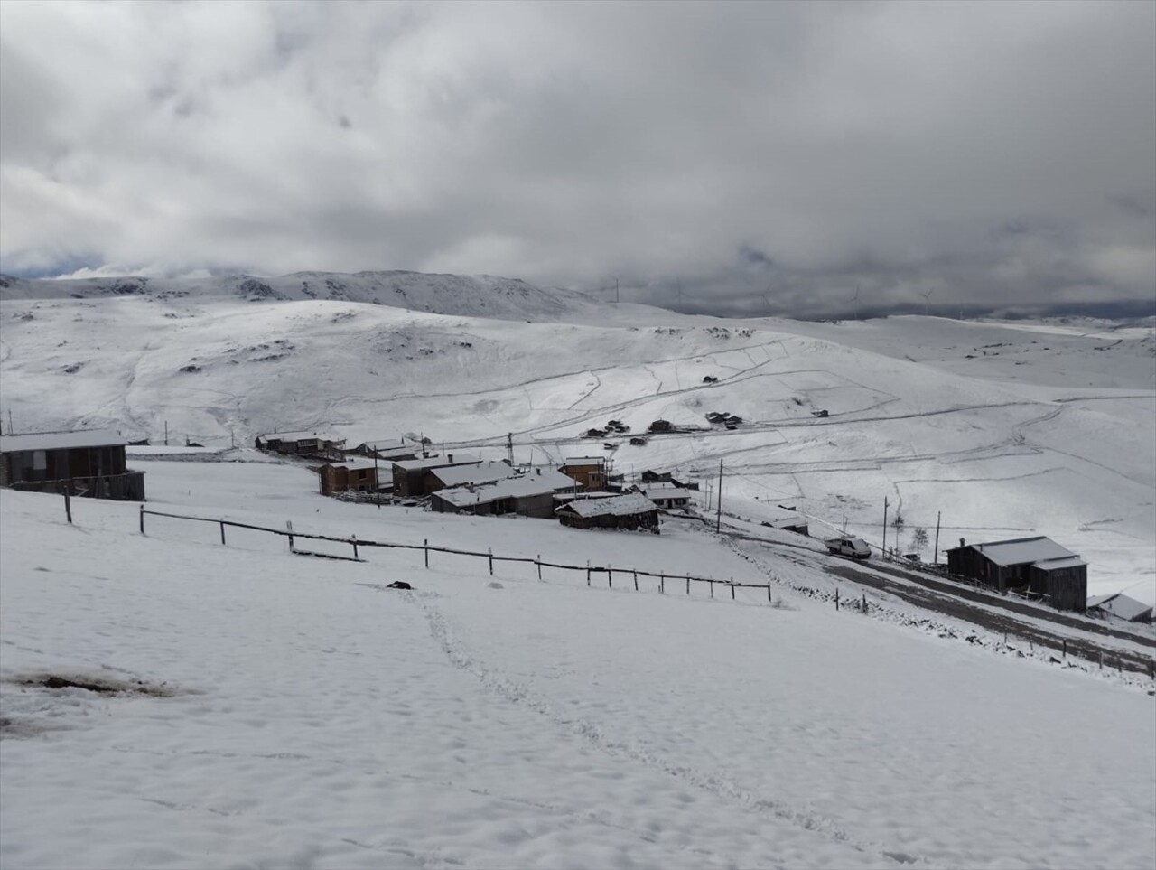 Trabzon'un yüksek kesimleri beyaza büründü. Çaykara ilçesine bağlı Demirkapı, Yaylaönü, Şekersu ve...