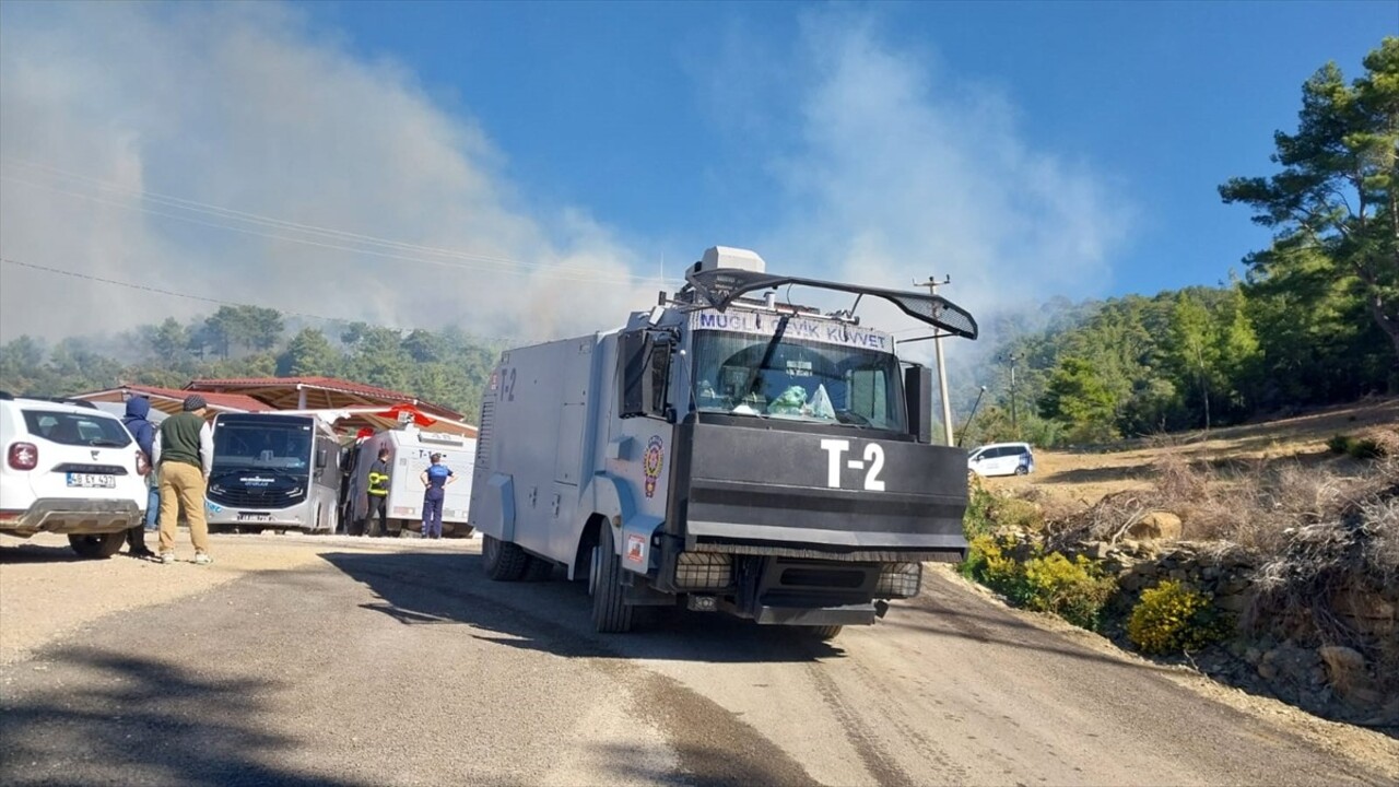 Muğla'nın Dalaman ilçesi Taşbaşı Mahallesi'nde çıkan orman yangınına havadan ve karadan müdahale...