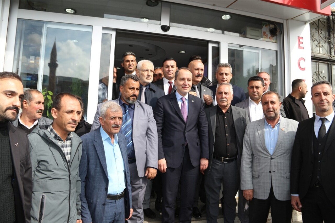 Yeniden Refah Partisi Genel Başkanı Fatih Erbakan (ortada), Bitlis'in Güroymak ilçesinde iş yeri...