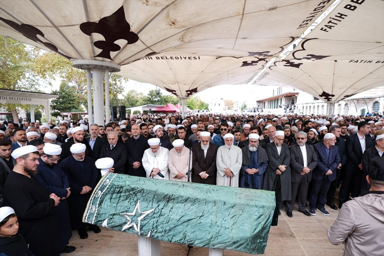 İstanbul'da tedavi gördüğü hastanede 73 yaşında hayatını kaybeden din alimi Mahmut...