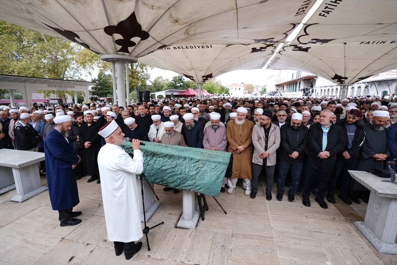 İstanbul'da tedavi gördüğü hastanede 73 yaşında hayatını kaybeden din alimi Mahmut...