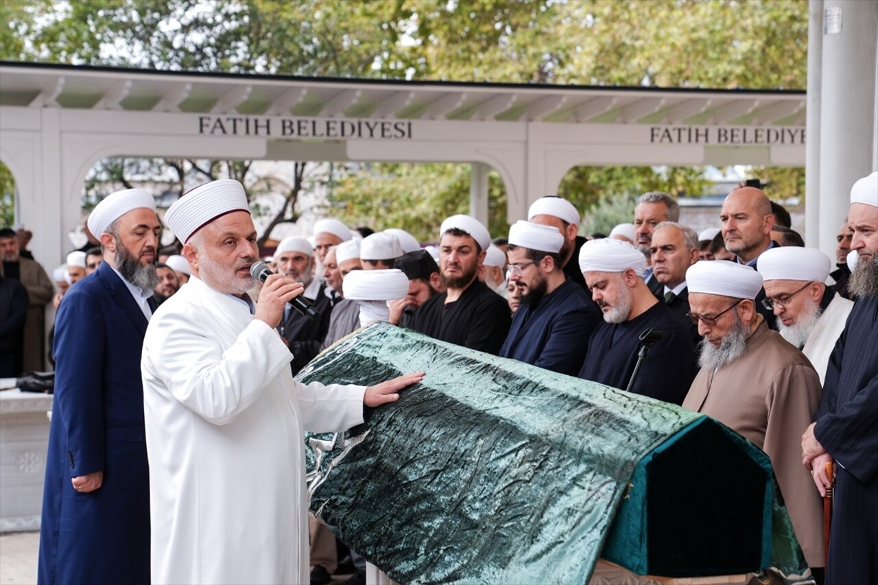 İstanbul'da tedavi gördüğü hastanede 73 yaşında hayatını kaybeden din alimi Mahmut...