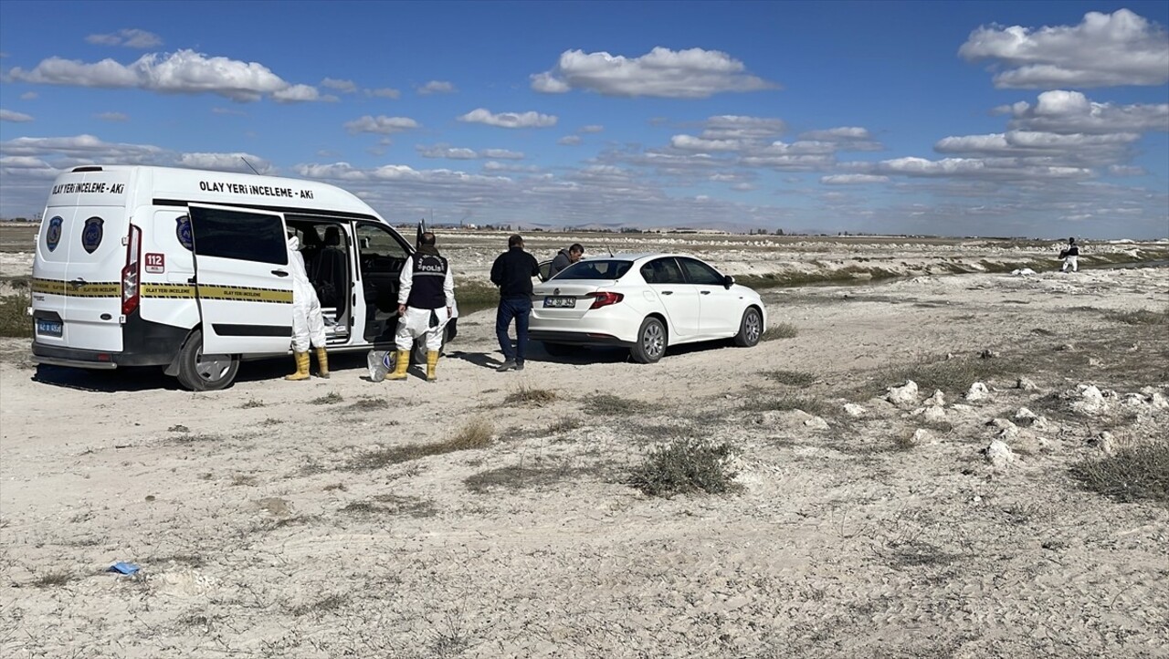 Konya'nın merkez Meram ilçesinde bir erkek cesedi bulundu. Polis ekipleri, olay yerinde  inceleme...