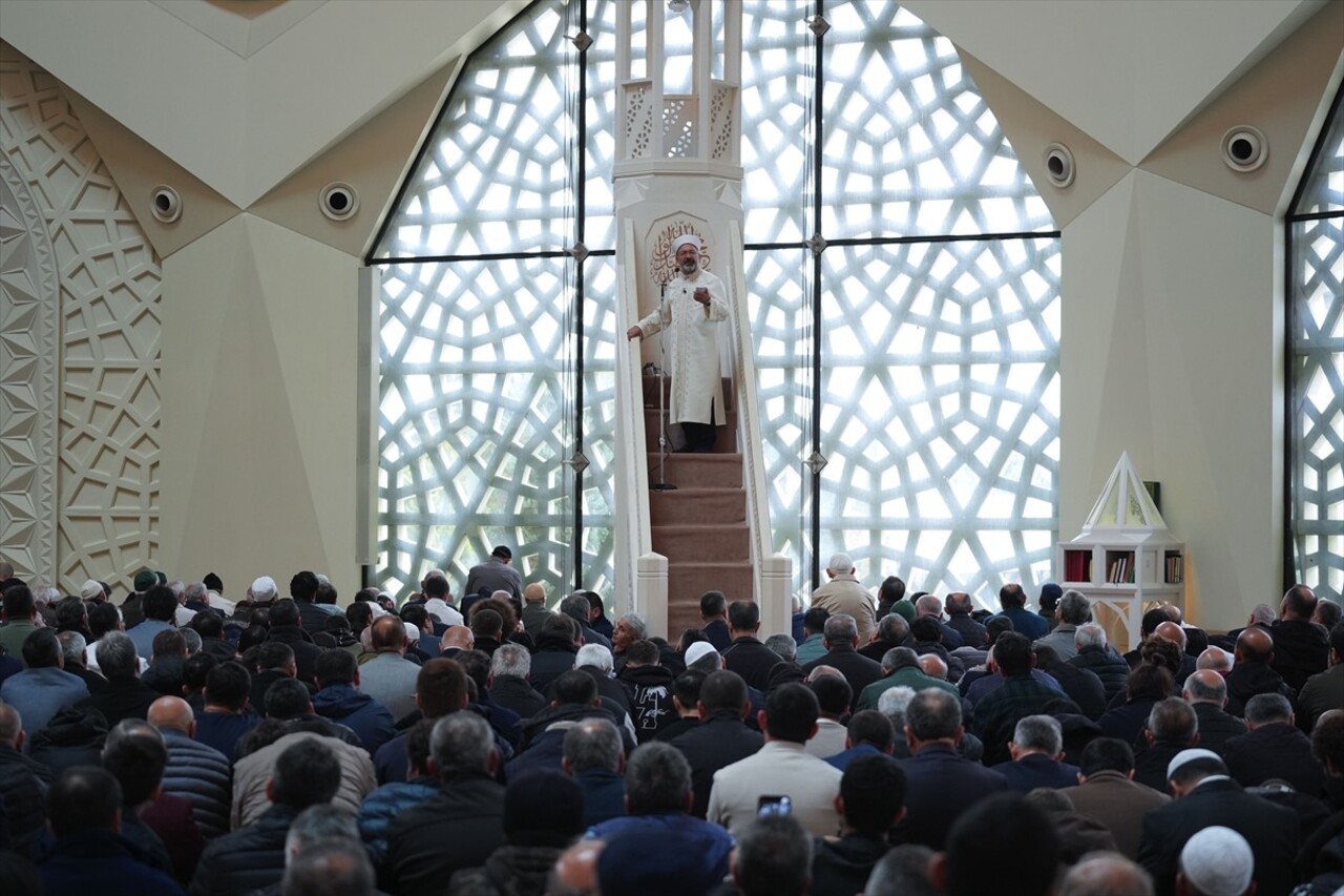 Diyanet İşleri Başkanı Erbaş, Marmara Üniversitesi İlahiyat Fakültesi Camisi'nde hutbe irat etti...