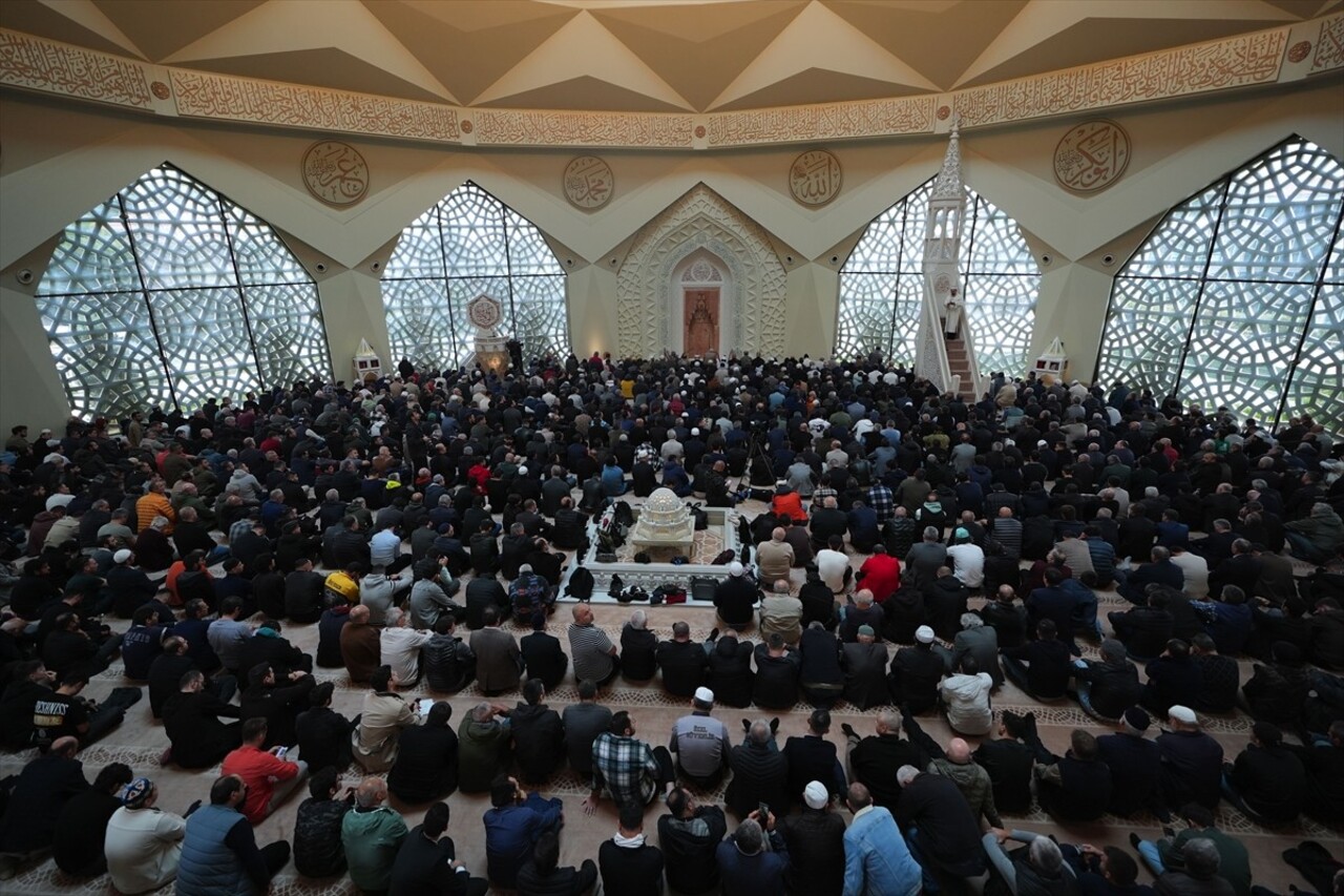 Diyanet İşleri Başkanı Erbaş, Marmara Üniversitesi İlahiyat Fakültesi Camisi'nde hutbe irat etti...