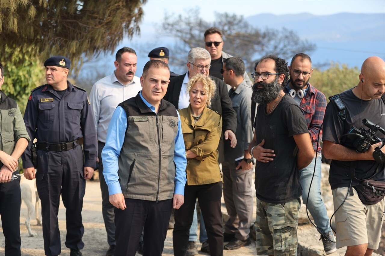 Muğla'nın Dalaman ve Menteşe ilçelerindeki orman yangınlarına havadan ve karadan müdahale sürüyor....